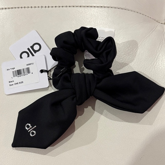 NWT, Alo Yoga Airlift Rhythm Scrunchie - Black (One Size), Ret. $48 Alo airlift rhythm scrunchie New | Mercari main image 2